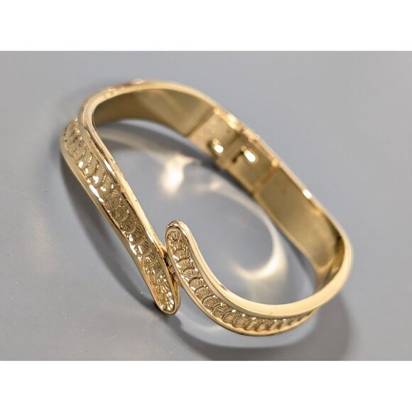 Vintage Monet Gold Tone Asymmetric Bypass Hinge Bangle Bracelet 6" - Picture 2 of 9